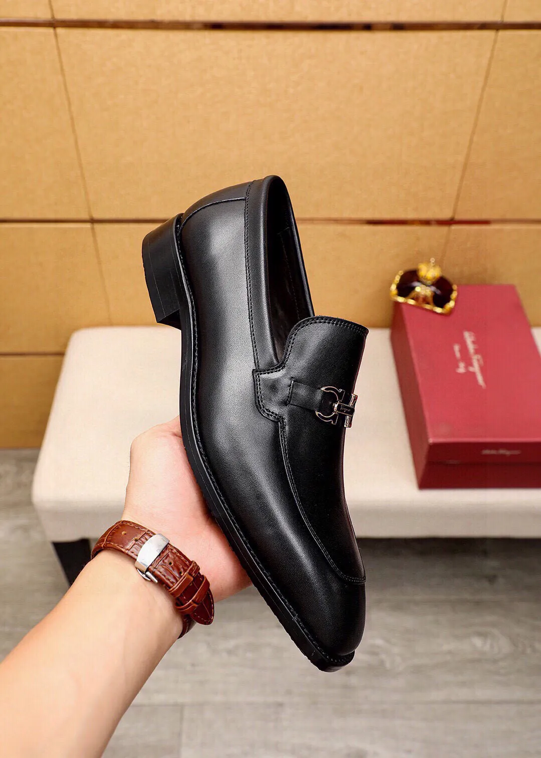 Men's shoes 💰460 💐 Product trademark: Ferragamo "Ferragamo" casual leather shoes Regular size: 38-44 (45🉑️customized) Product materials: Selected imported first-layer calfskin upper + luxury hardware buckle, imported water-dyed cow leather lining. Strong three-dimensional visual effect, original outsole color: 1⃣️color optional